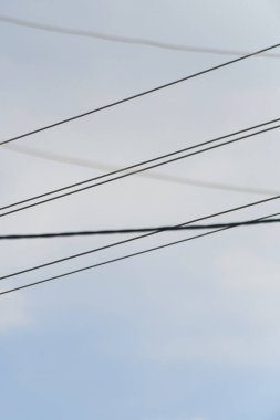 Elektrik kablolarıyla mavi gökyüzü arkaplanı