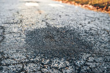 Boş yolda cesur asfalt yaması