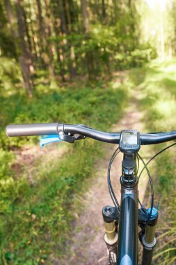 Off-road bisiklet rotasında gidon görüntüsü