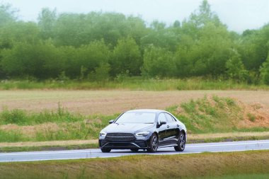 LED farlı küçük spor araba ön görünümü