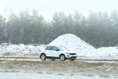 Karla kaplı dağ yolunda giden bir SUV.