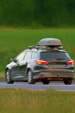 Yaz yolculuğunda çatı rafı olan bir araç