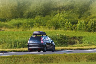 Çatısı olan manzaralı bir araba.