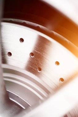 Yüksek hızlı araçta delinmiş fren pervanesinin yakınlaştırılması