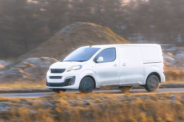 Açık yolda giden lojistik aracı