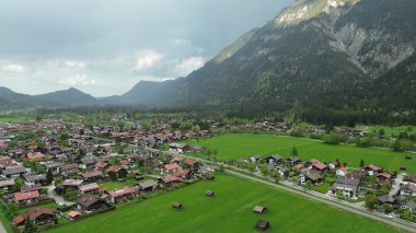 Kırsal Avrupa köyüne insansız hava aracı bakışı