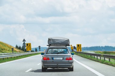 Modern karavanda manzaralı yol gezisi