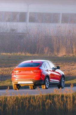 Temiz enerji arabası kırsal yolda gidiyor.