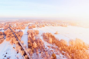 Altın güneş ışınlarıyla sersemletici kış manzarası
