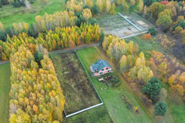 Manzaralı sonbahar kırsalında ücra bir çiftlik.