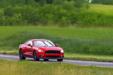 Asfalt yolda özel olarak kullanılan kırmızı bir yol.