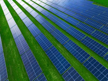 Yeşil alan manzarasında büyük güneş dizisi