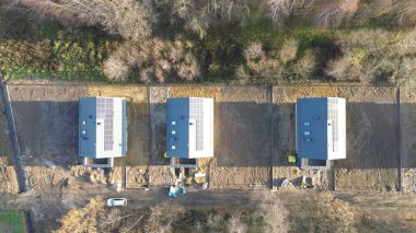 Güneş enerjisiyle çalışan mahallede gün batımı