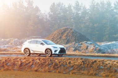 Kırsal yolda SUV turizm kavramı