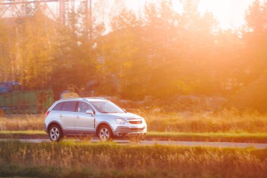 Manzaralı yolda araba sürüyor.