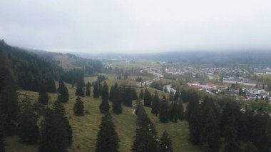 Sakin tarım arazisinin üzerindeki güneş ışığı bulutları