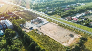 Yeni ticari yapı inşa eden işçilerin hava görüntüsü