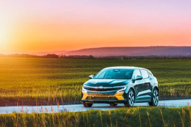 Sakin yolda giden elektrikli bir araç.