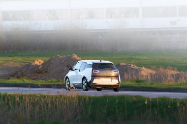 Kırsal alanda hareket eden zarif EV