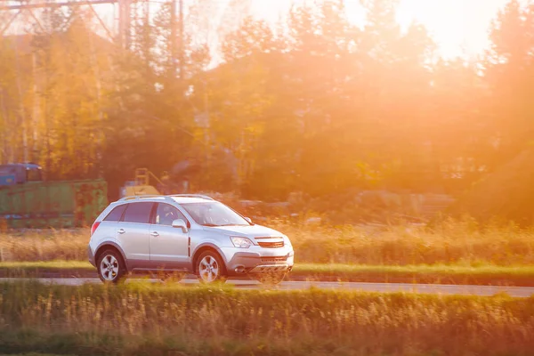 Manzaralı yolda araba sürüyor.