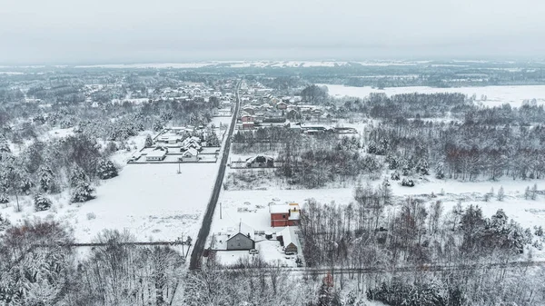 Kışın karla kaplı köy evlerinin havadan görünüşü