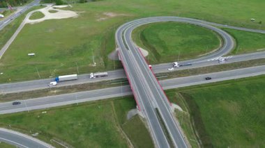 Hava perspektifinden Avrupa otoyolu trafiği