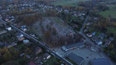 Geceleyin mezarlık ruhsal ışıkla dolu.