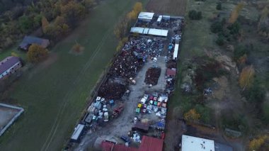 Karışık endüstriyel çöp yığınlarının insansız hava aracı görüntüleri.