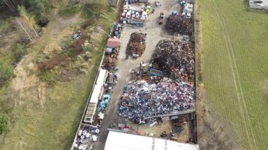 Karışık endüstriyel çöp yığınlarının insansız hava aracı görüntüleri.