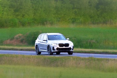 Huzurlu kırsal bir yolda giden otomobil