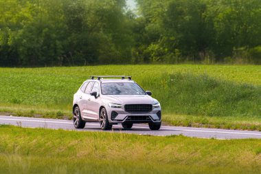 Sakin kırsal yolda birinci sınıf bir geçiş aracı.