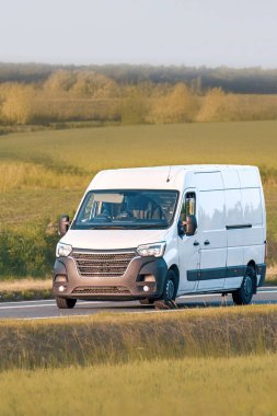 Lojistik dağıtım aracı şehir dışına çıkıyor.