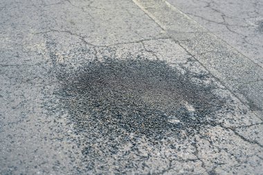 Tamir edilmiş asfalt yolda sprey enjeksiyon yaması