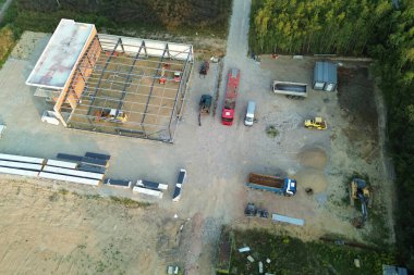 İnşaat alanının günbatımı hava görüntüsü