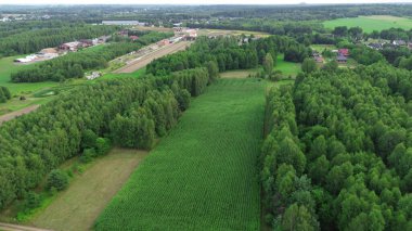 Tarım tarlaları ve çayırları olan bahar tarlaları