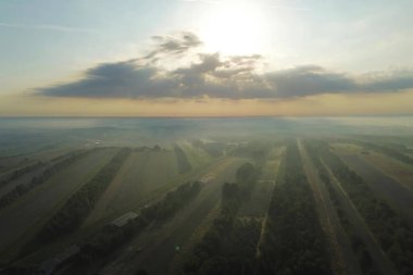 Katmanlı sis ile sakin bir sonbahar sabahı