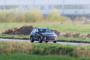 Temiz enerji arabası kırsal yolda gidiyor.