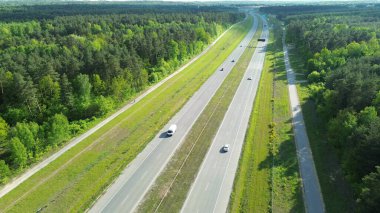 Geniş otoyolda hareket eden nakliye kamyonları