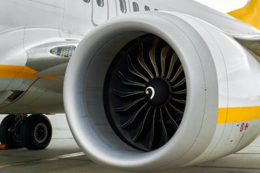 Havaalanındaki uçak jet motorunun görüntüsünü kapat.