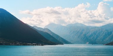 Bulutlu gölü olan huzurlu dağ gölü