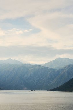 Karadağ 'ın Kotor Körfezi' nin dağlık kıyı şeridi