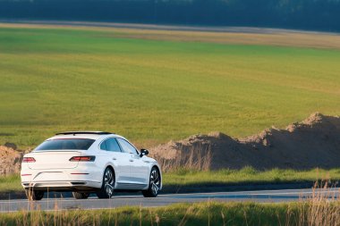 Lüks bir sedan taşraya doğru gidiyor.