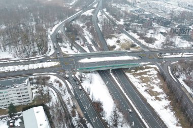 Karla kaplı kasaba ve yolun hava görüntüsü