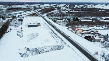 Karlı doğada manzaralı kış yolu