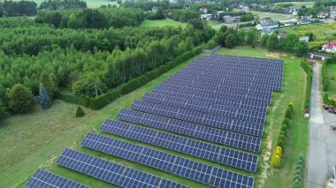 Çimenlik alanda yenilenebilir enerji güneş panelleri.