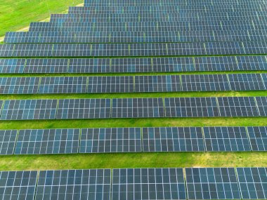 Yeşil alanda temiz enerji güneş dizisi