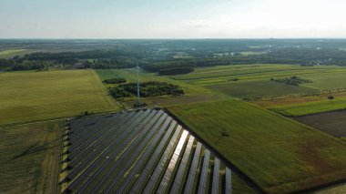 Güneş ve rüzgar sistemlerini kullanan elektrik santrali