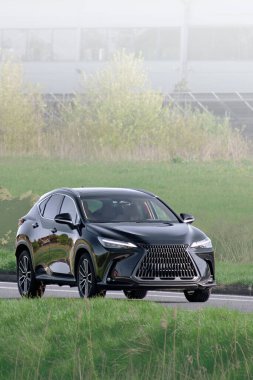 Şık SUV arabası şantiyeden geçiyor.