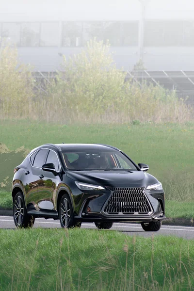 Şık SUV arabası şantiyeden geçiyor.