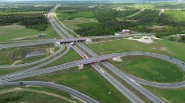 Ormanlık Avrupa bölgesinden geçen otoyol trafiği